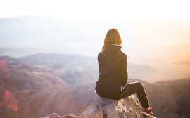Comment bien choisir sa veste de randonnée ? Conseils & Astuces