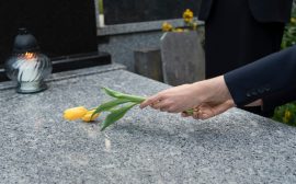 Plaques funéraires : comment choisir le modèle adapté à vos besoins