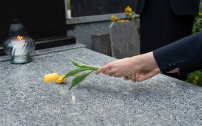 Plaques funéraires : comment choisir le modèle adapté à vos besoins