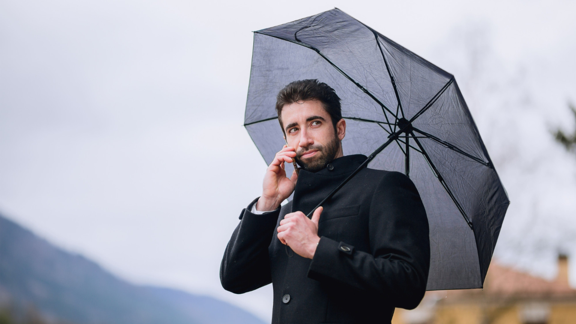 Accessoire homme : le parapluie devient une pièce mode à part entière