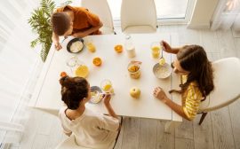 Optimiser un petit salon avec un coin repas fonctionnel et esthétique