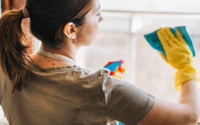 Faire appel à une aide ménagère : ce qu’il faut savoir avant de se lancer